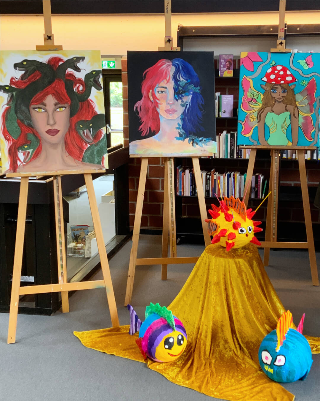 Ausstellung Malklassen der Heidekreis-Musikschule in der Bibliothek Waldmühle Soltau